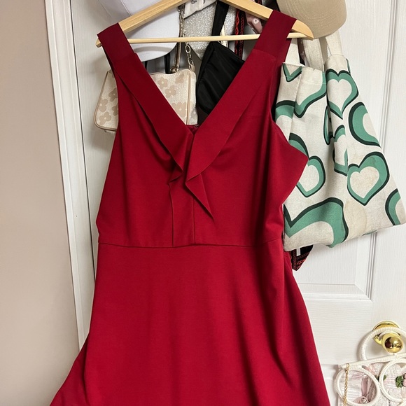 Beautiful short red dress - Picture 2 of 2